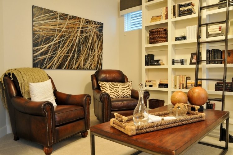 Dve vintage kreslá a nástenná polica v bielej farbe Kožené kreslo-hnedá-nástenná polica-zariadenie v industriálnom štýle