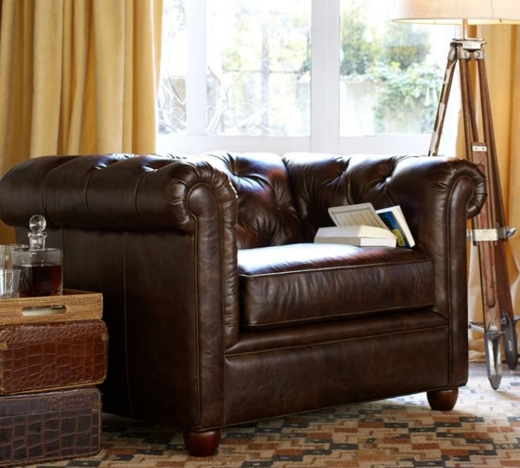 Klubové kreslo v tmavo hnedej farbe a vedľa neho konferenčný stolík Kožené kreslo-hnedé-klubové kreslo-nízke operadlo-čokoládovo hnedé