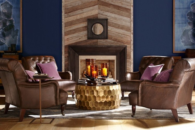 Hnedé kožené kreslo v modernej obývačke Kožené kreslo v hnedej obývacej izbe-moderný nábytok vo vidieckom štýle