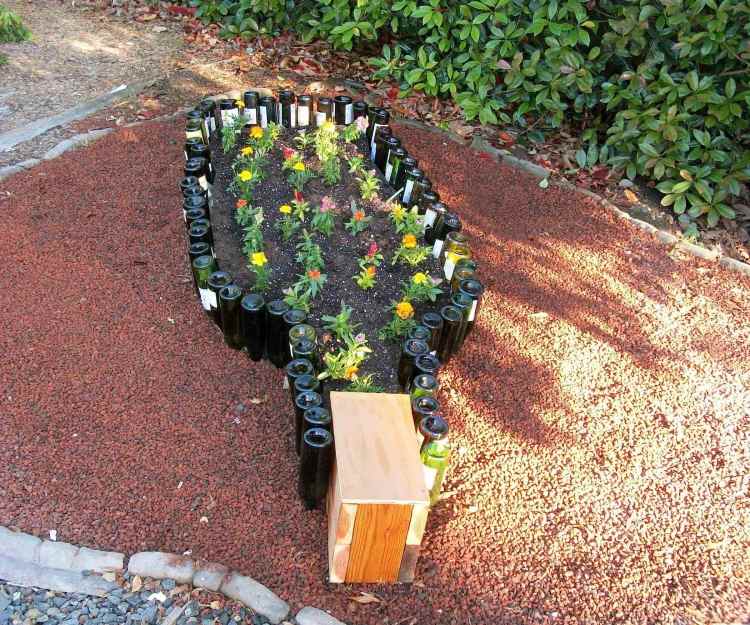 fľaša vína-záhrada-nápady-vyvýšený záhon-záhon-bluemn-okrasné rastliny