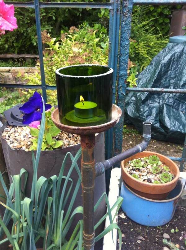 lampáš prázdna fľaša vína rez záhrada