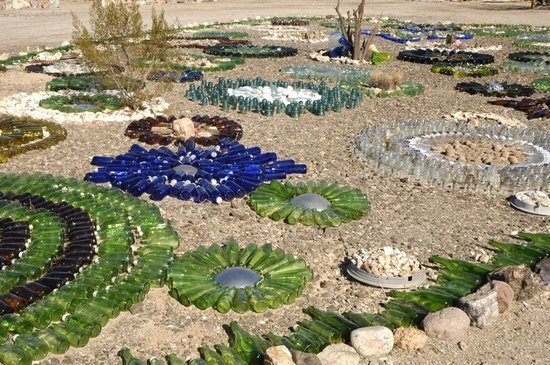 fľaše na víno nápady na záhradnú výzdobu farby sklo