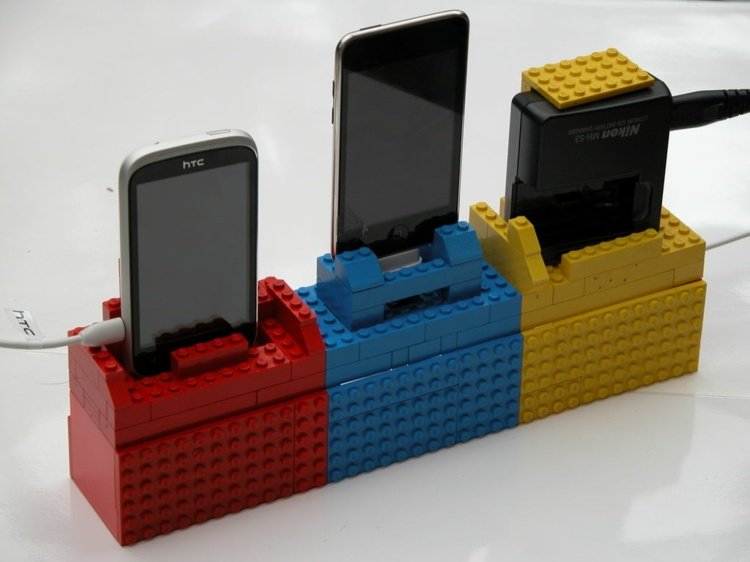 Tinker s nabíjacími stanicami pre mobilné telefóny Lego lego remeselné nápady mobilný telefón-stojan-nabíjacia stanica-zostava-červeno-modro-žltá