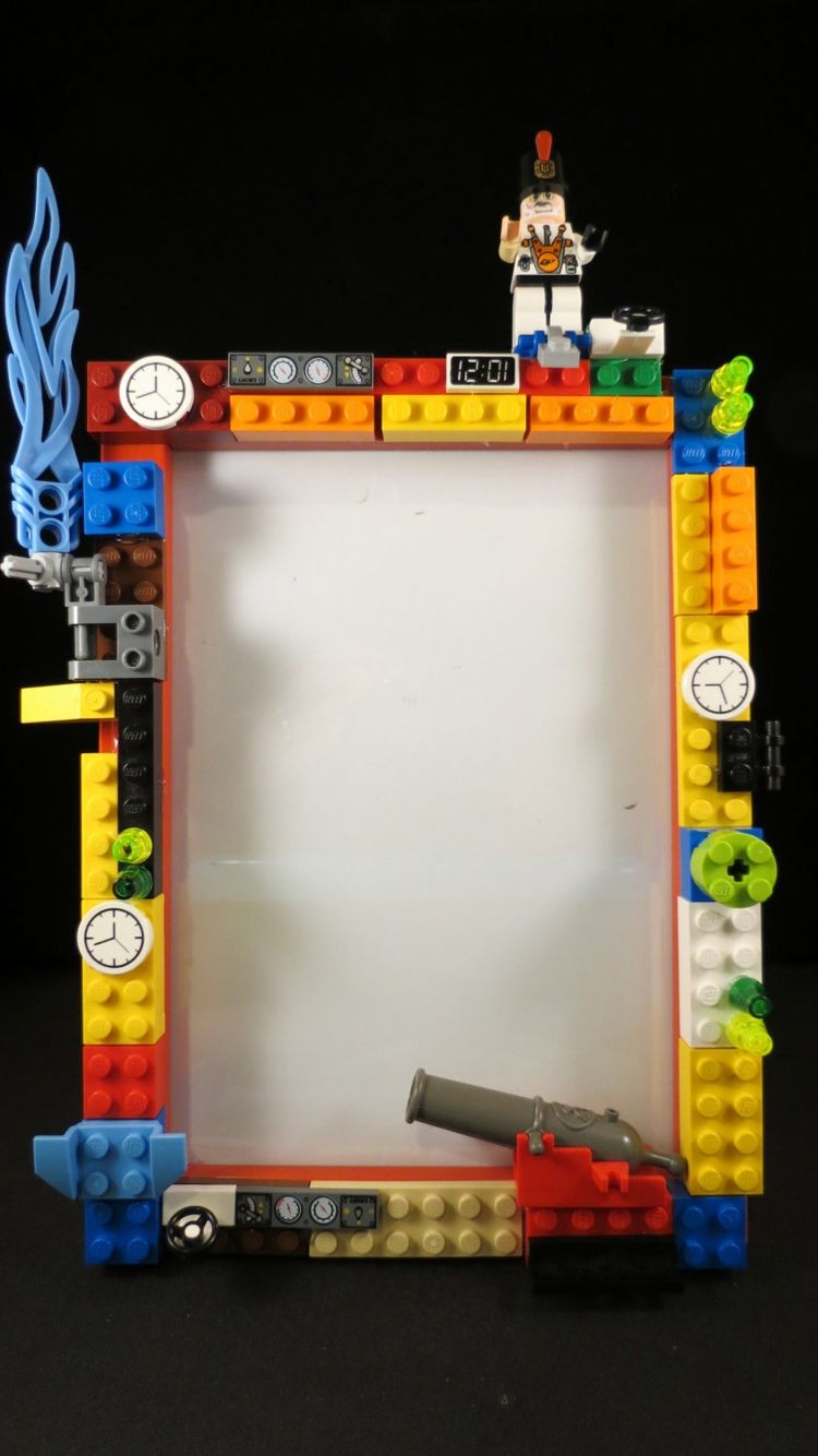 Rámy obrázkov Lego môžu byť navrhnuté jednotlivo drotárstvo-nápady-lego-rámy-obrázkov-pestré-farby-figúrky-dekorácia-interiér