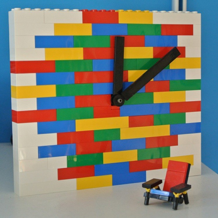 Nástenné hodiny Tinker v jasných farbách lego nápady na ručné práce nástenná dekorácia-hodiny-farebné-kamene-kutilstvo