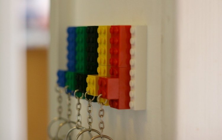 Praktický prívesok na kľúče od spoločnosti Lego na zavesenie kľúčov drotárstvo-nápady-lego-kľúčenka-rodina-príslušenstvo-chodba