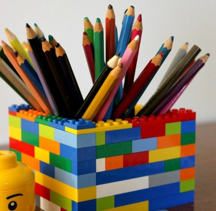 Lego remeselné nápady - farebný držiak na pero Remeslá-nápady-lego-kontajner-farebné ceruzky-deti-diy-ľahké