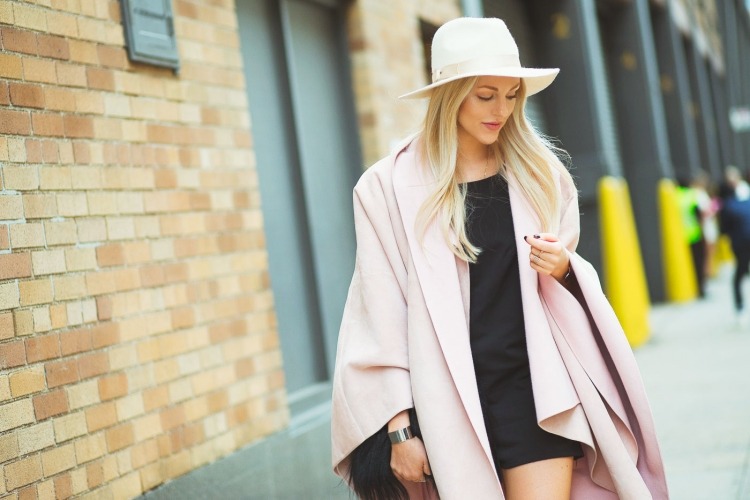 Ľahká jesenná móda - v trende pelerína a pončo Svetlo-jeseň-móda-pelerína-oblečenie-fedora-klobúk-outfit