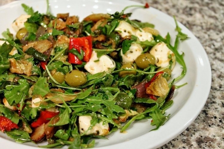 Ľahké letné recepty-vegánska-opečená-grilovaná-zelenina-cuketa-olivy-rukola