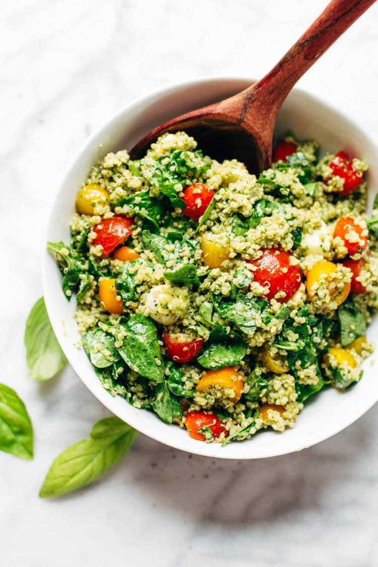 letné šaláty špenát-paradajka-quinoa-dressing-avokádo-koriander