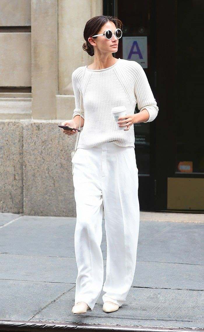biele ľanové nohavice kombinujú myšlienku letného oblečenia pre každodenný život