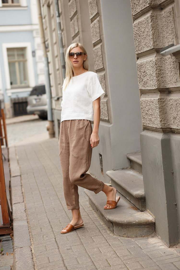 nápady na oblečenie pre biele tričko, ktoré sa kombinujú s ľanovými nohavicami