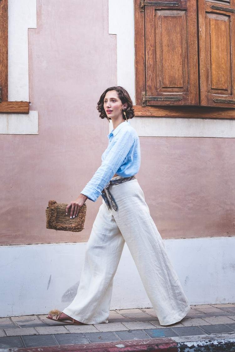 široké nohavicové súpravy, ktoré obúvajú k ľanovým nohaviciam ženy