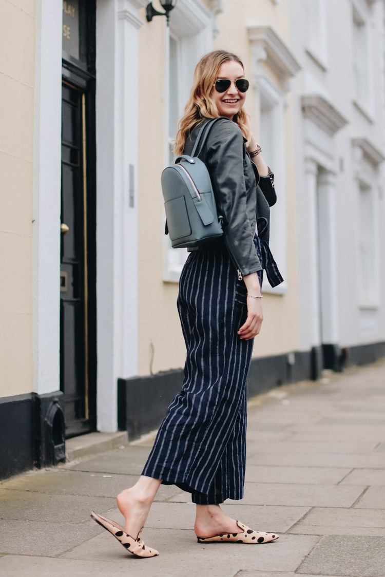 Pruhované letné trendové ľanové nohavice kombinujú dámy