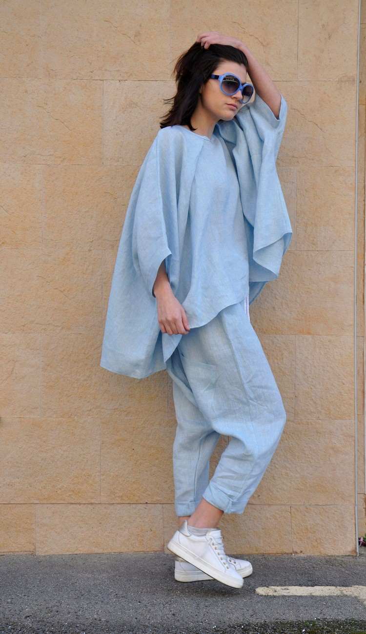 modré ľanové nohavice kombinujú letné outfity pre každodenný život