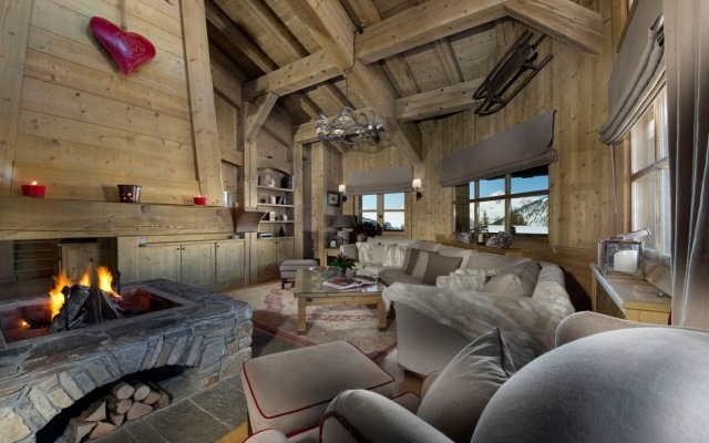 lyžiarska chata na prenájom obývacia izba drevené trámy steny stropy