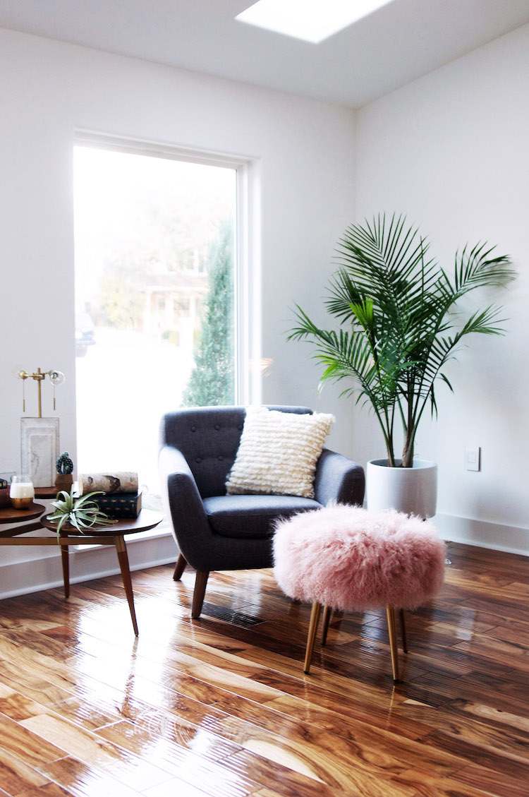 Navrhnite čitateľský kútik-okno-denné svetlo-rastlina-stolička