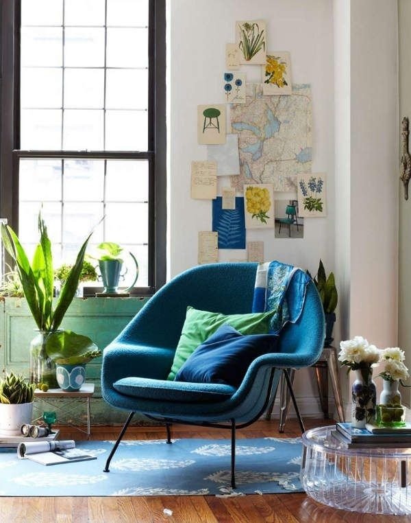 útulný kútik na čítanie, čalúnené kreslo-bočný stôl, sklenená dekorácia steny s obrázkami