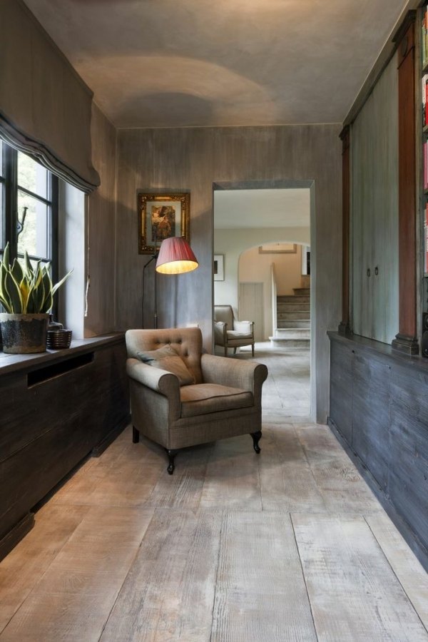 nápady zariaďovanie-drevený vintage nábytok do čitárne retro kreslá