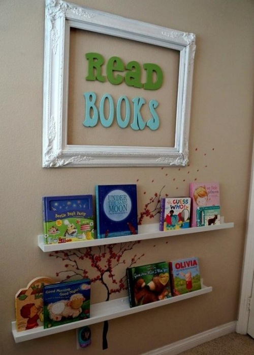 Nástenné police rámy na obrazy stanovujú nápady pre kútik na čítanie v škôlke