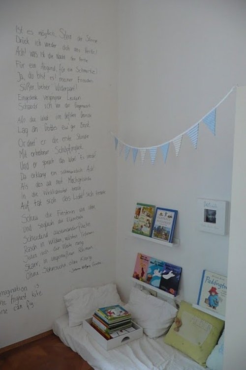 Násteny označené nápady na zriadenie čitateľského kútika v detskej izbe