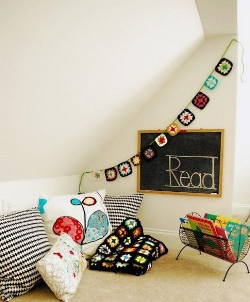 Nápady na vankúš z čiernej tabule na zriadenie kútika na čítanie v škôlke
