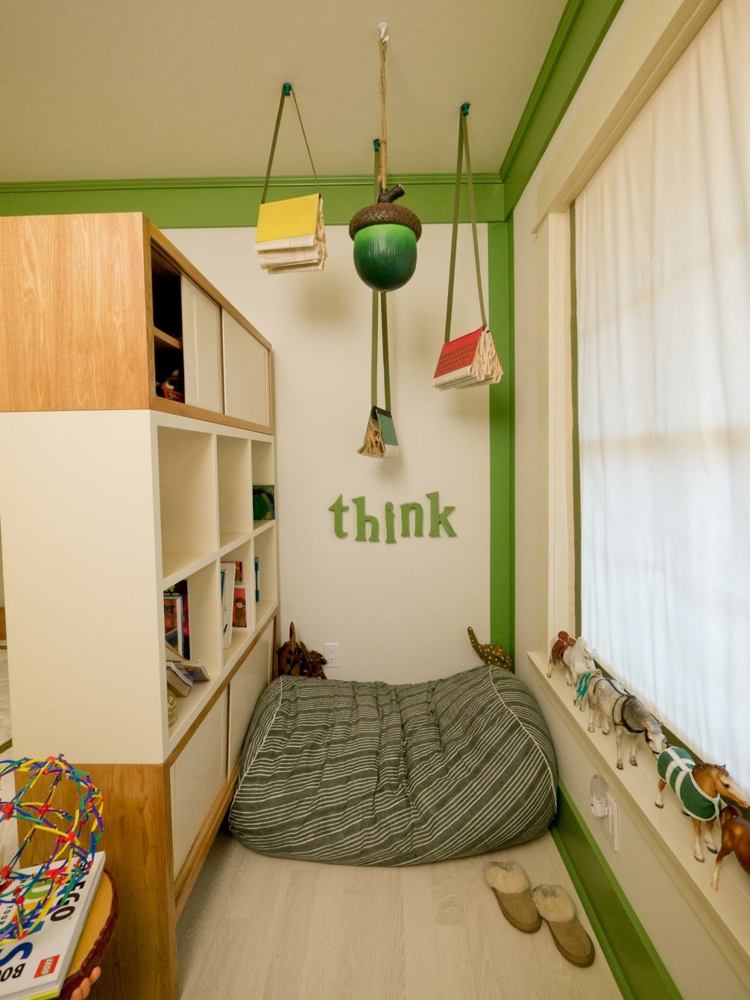 kútik na čítanie v detskej izbe zelené akcenty dekorácie poličky