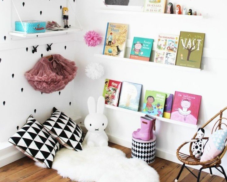 kútik na čítanie v detskej izbe kožušinové vankúše-cik-cak-čierno-biele-poličky