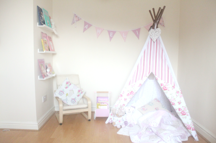 kresleny-roh-v-detskej-izbe-stavani-stanu-budky-kresla-vence-vlajky