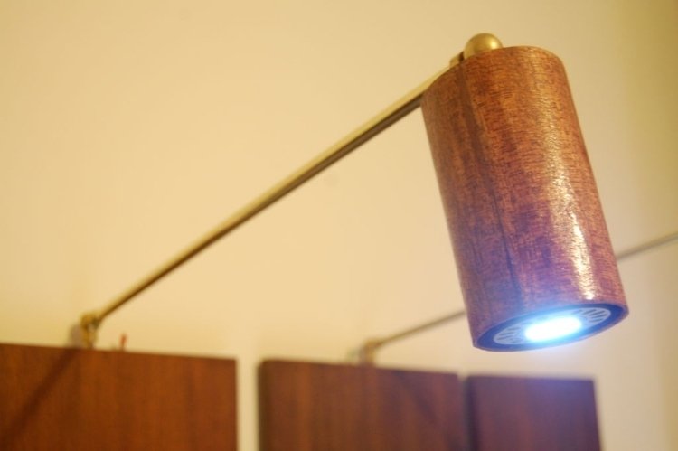 Lampa na čítanie na posteli -moderná-spálňová-lampa-nastaviteľná-drevená vzhľadová dyha