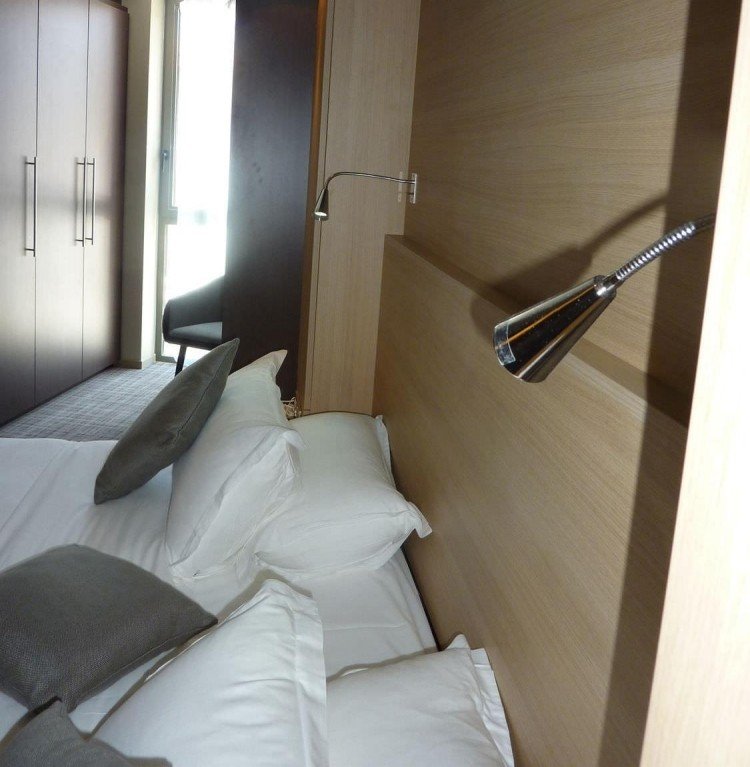 lampa na čítanie-moderná-spálňa-kov-nehrdzavejúca oceľ-optika-nastaviteľné-čelo postele-optika z dreva