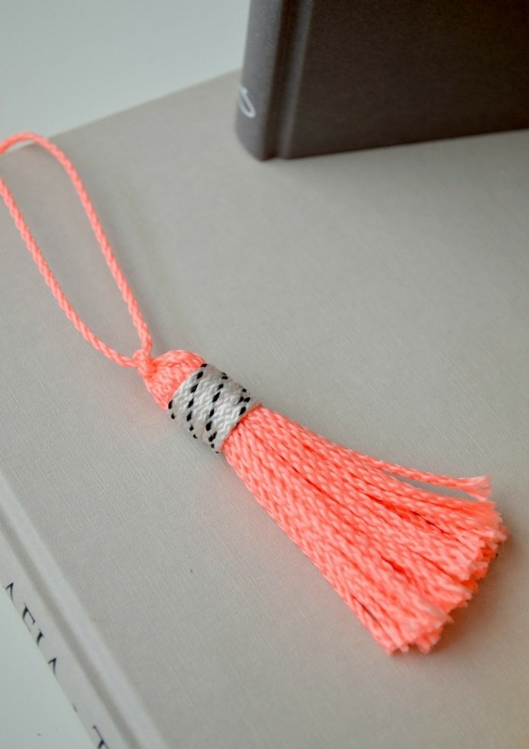 Nápad urob si sám-strapec z lesklej nite urobte si záložky sami roztomilý strapcový dizajn lososovej farby