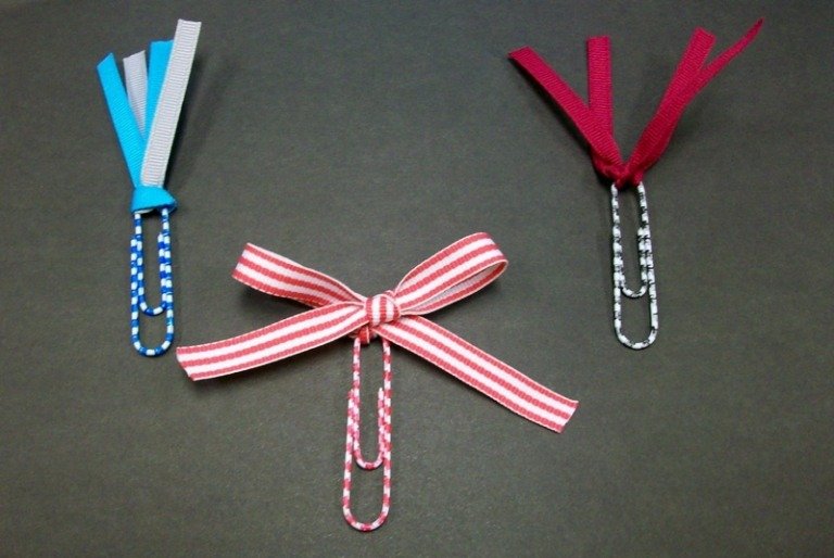 Sponky na papier ozdobené mašličkami sú vhodné aj ako záložky Vytvorte si záložky sami, jednoducho, kancelárska sponka na stužku, pestré farby