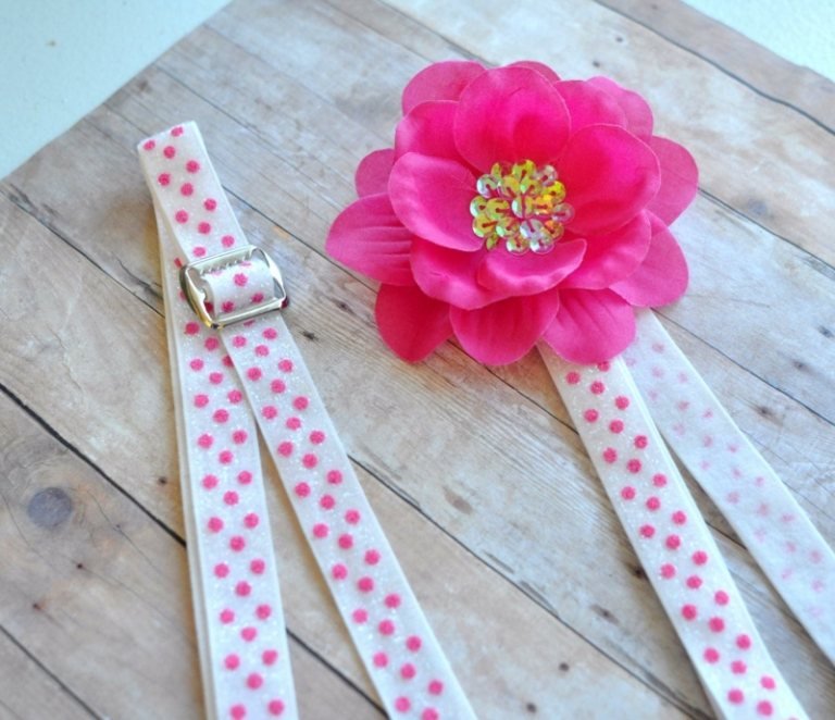 Stužky so záložkami v závesnom vzhľade urobte si záložky sami umelá kvetinová výzdoba gumička dievča nápad