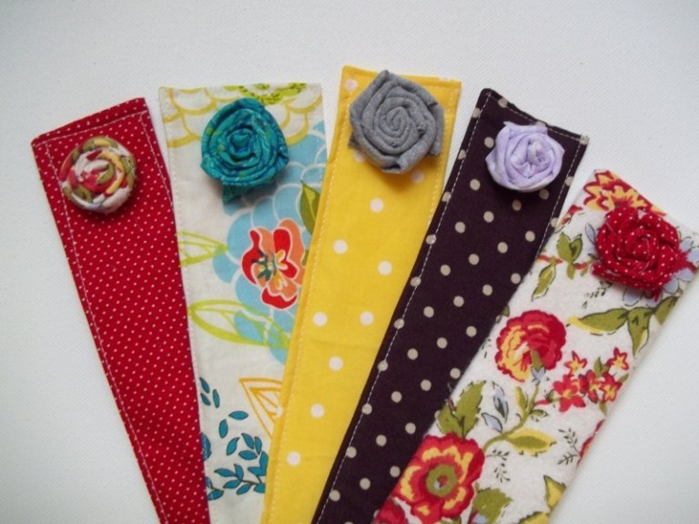 Na záložky použite látku a ozdobte ružami urobte si záložky sami textilné farebné šijacie ruže nápad