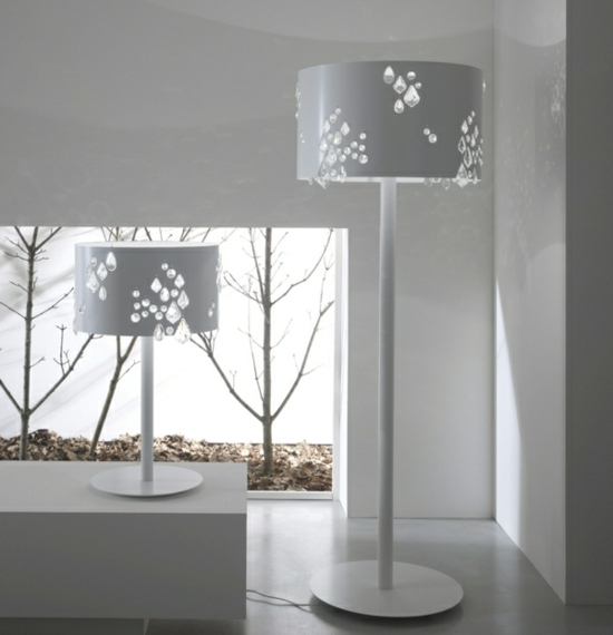 minimalistická biela stojanová lampa