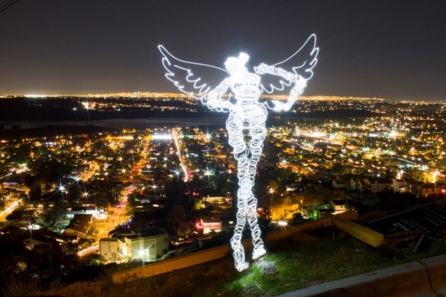 anjelská umelecká inštalácia svetlo darren pearson svetlo inštalácie anjela od Darrena Pearsona