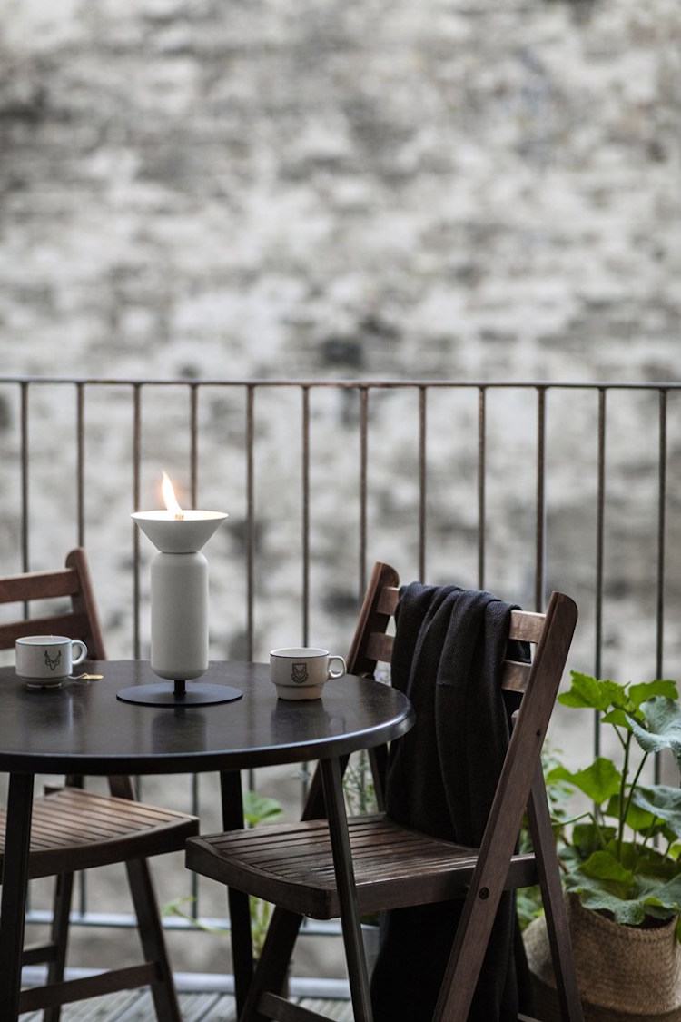 Na záhradný stôl umiestnite olejovú lampu s moderným dizajnom svetlá-záhradná-olejová-lampa-dizajn-stolná-lampa-biela-moderná