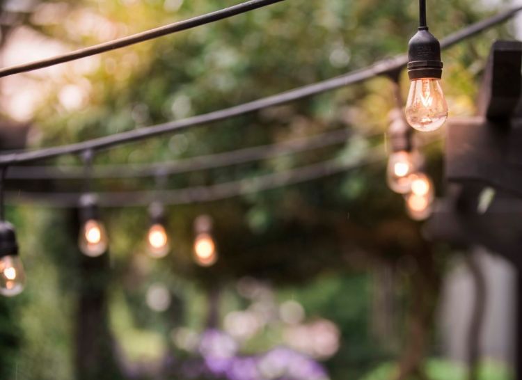 reťaz svetiel visiaca vonku mimo záhradu terasa terasa pergola zadný dvor osvetlenie žiarovka