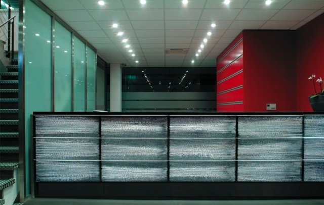 šedá farba moderná zákaznícka recepcia interiér kancelárie