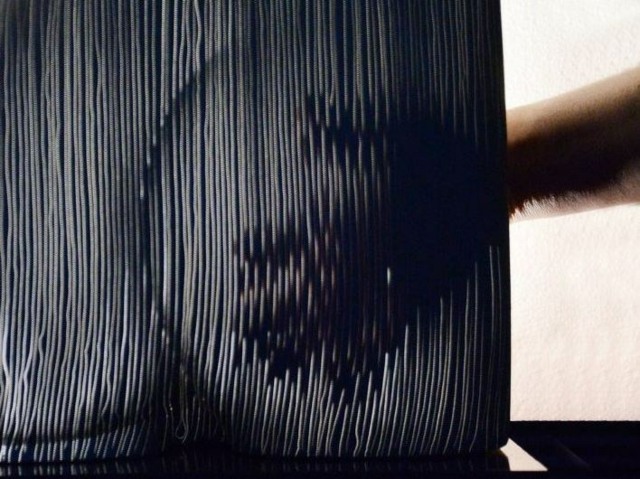 Betónový obklad steny v elegantnej elegantnej šedej farbe