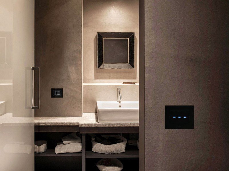 Svetelné spínače-zásuvky-dizajnér-modely-osvetlenie-kúpeľňa