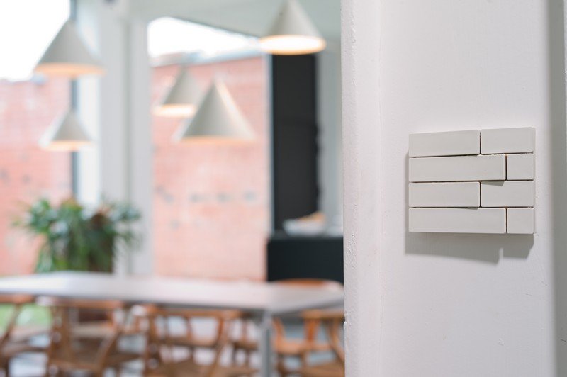 Svetelné vypínače-zásuvky-biela-moderná-jedáleň