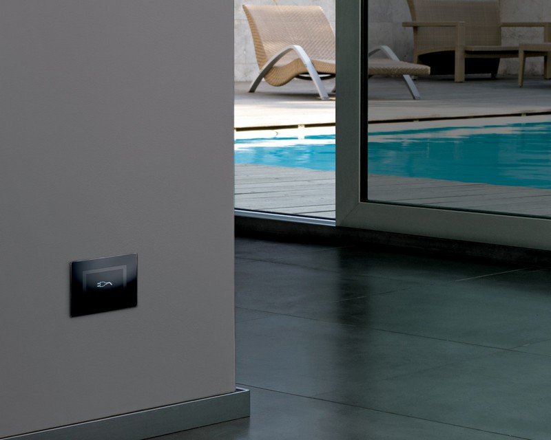 Svetelné vypínače-zásuvky-sklo-moderná-hala-čierna