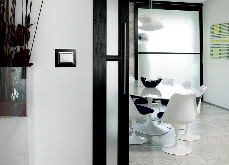 Svetelné vypínače-zásuvky-čierno-biela-jedáleň