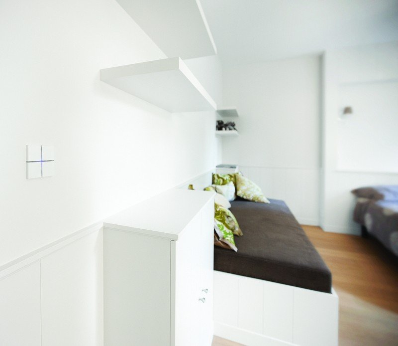 Svetelné vypínače-dotykové obrazovky-sklo-biela-kuchyňa