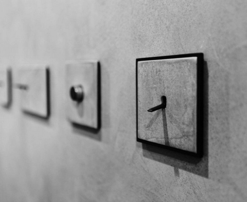 Svetelné vypínače-zásuvky-betón-povrch-farba-sivá