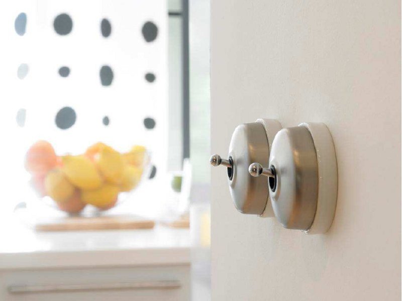 Svetelné vypínače-zásuvky-kov-retro-štýl-kuchyňa