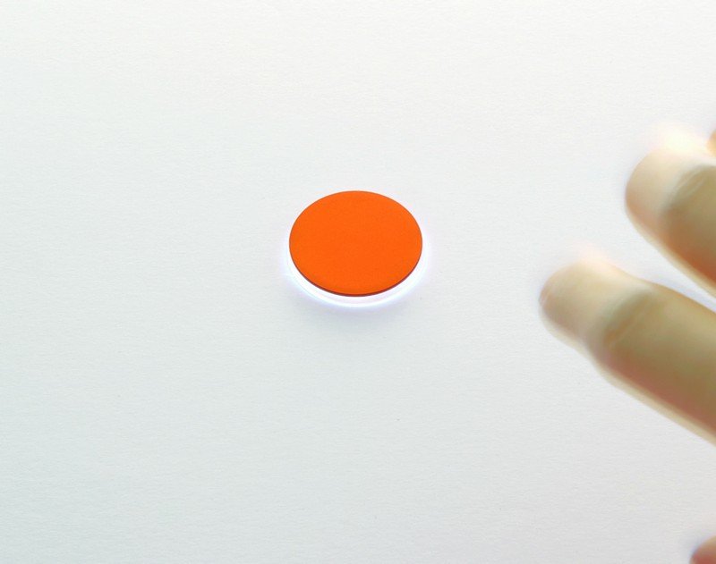 Svetelný vypínač-zásuvka-osvetlenie-minimalistický-sklenený povrch-moderný