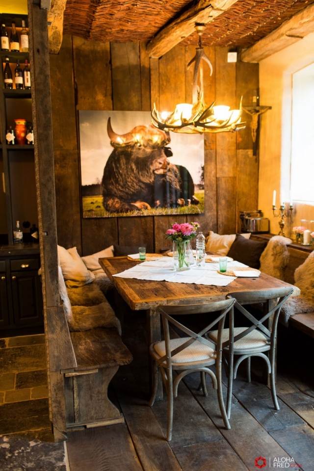 jedáleň-zrekonštruovaná-rustikálna-starožitný-nábytok-Bulle-nástenná maľba